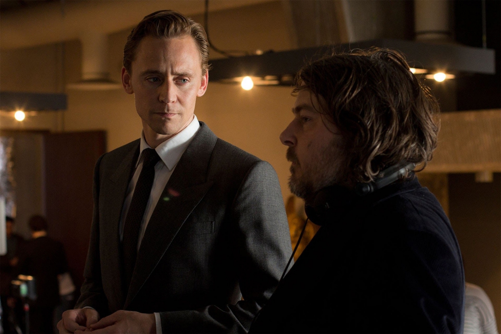 Aktieris Toms Hidlstons un režisors Bens Vītlijs filmas "Virsotne / High Rise" uzņemšanas laukumā