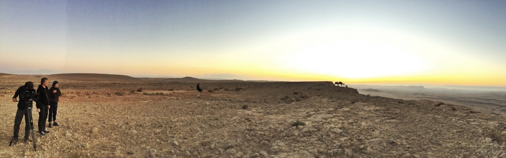 Valdis Celmiņš, Audrjus Stonis un Kristīne Briede uzņem topošās filmas kadrus Izraēlas tuksnesī. Foto: Uldis Cekulis