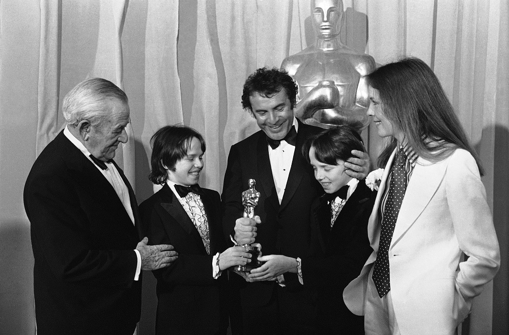 Milošs Formans (centrā) ar dvīņiem Pjotru un Mateju 1976. gadā, saņemot Oskara balvu par labāko režiju filmā "Kāds pārlaidās pār dzeguzes ligzdu". Foto: AP
