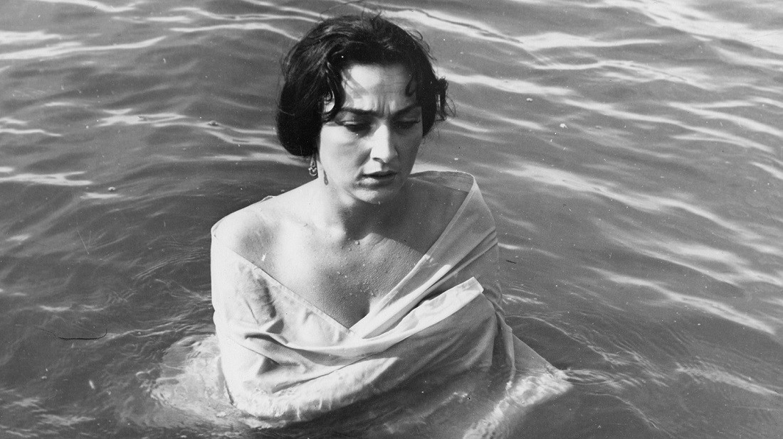 Kadrs no filmas "Zem tām pašām debesīm" (1961)