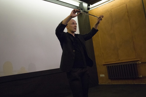 Jānis Putniņš kinoteātrī "Kino Bize" demonstrē apstrādātas 35mm filmas fragmentu