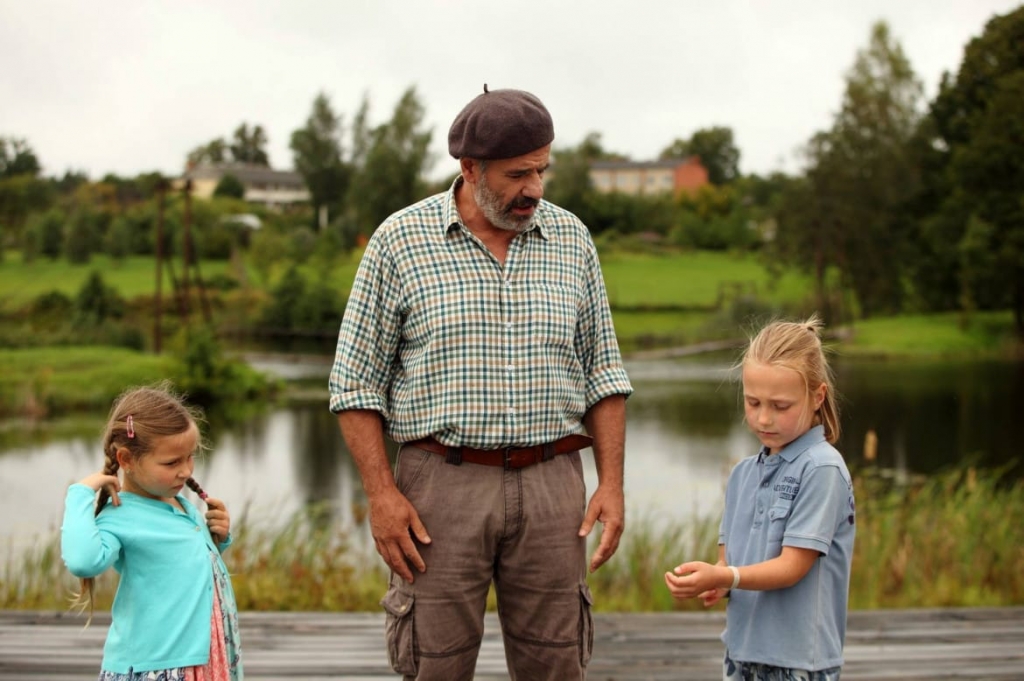 Kadrs no filmas "Vectēvs, kas bīstamāks par datoru" (2017)