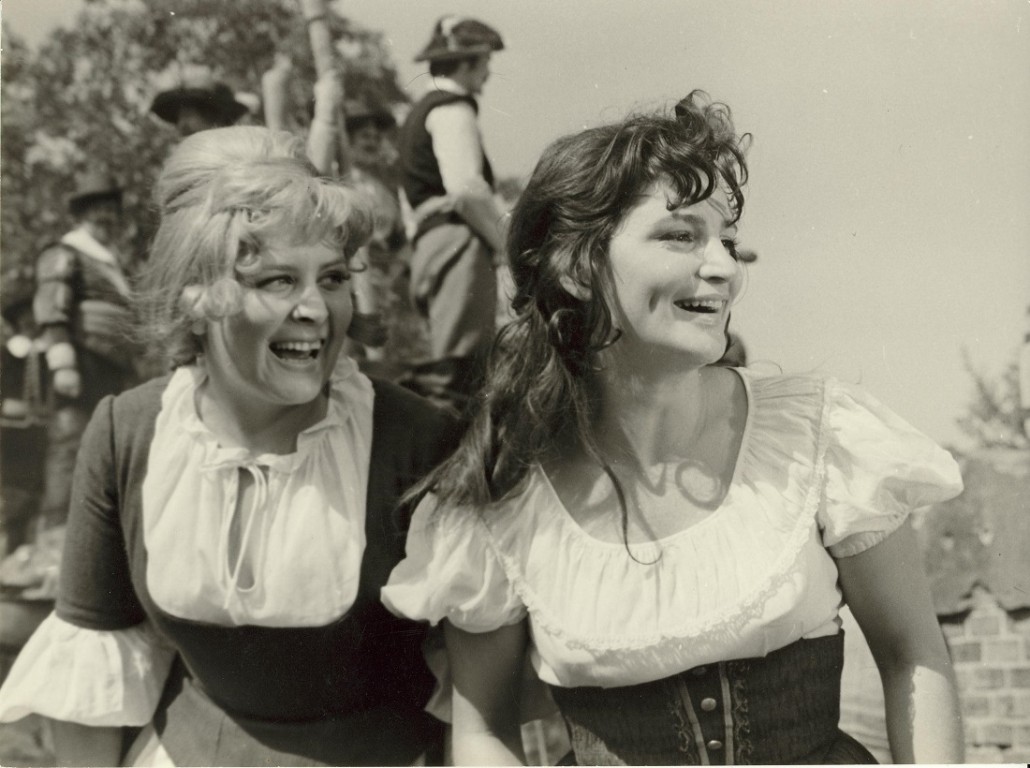Baiba Indriksone (Lēne) un Olga Dreģe (Anna) filmā "Vella kalpi" (1970, režisors Aleksandrs Leimanis)