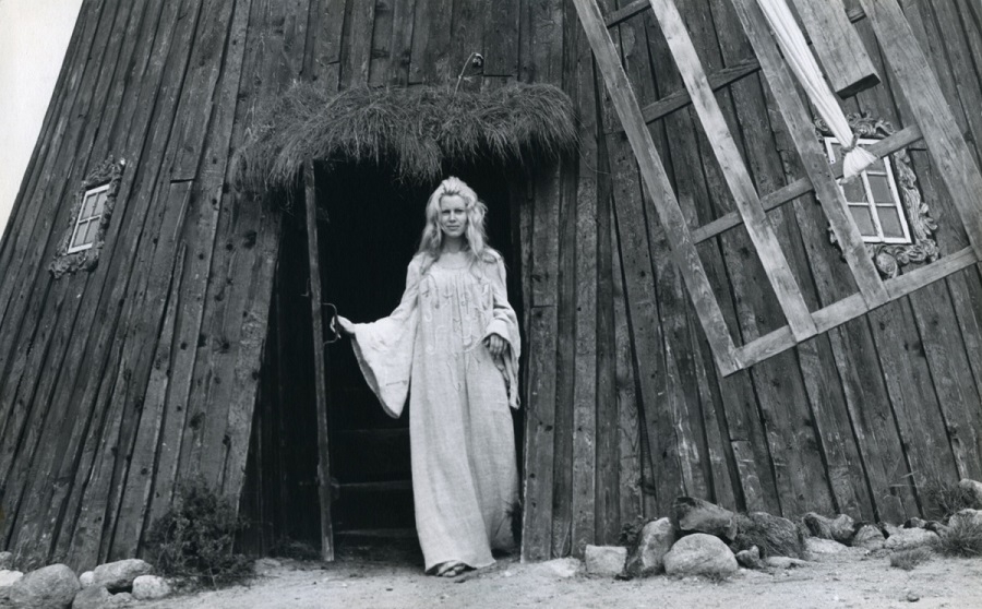 Aktrise Vaiva Mainelīte režisora Arūna Žebrūna spēlfilmā "Velna līgava" (1973), foto - Rimvydas Strikauskas, Lietuvas Teātra, mūzikas un kino muzeja arhīvs