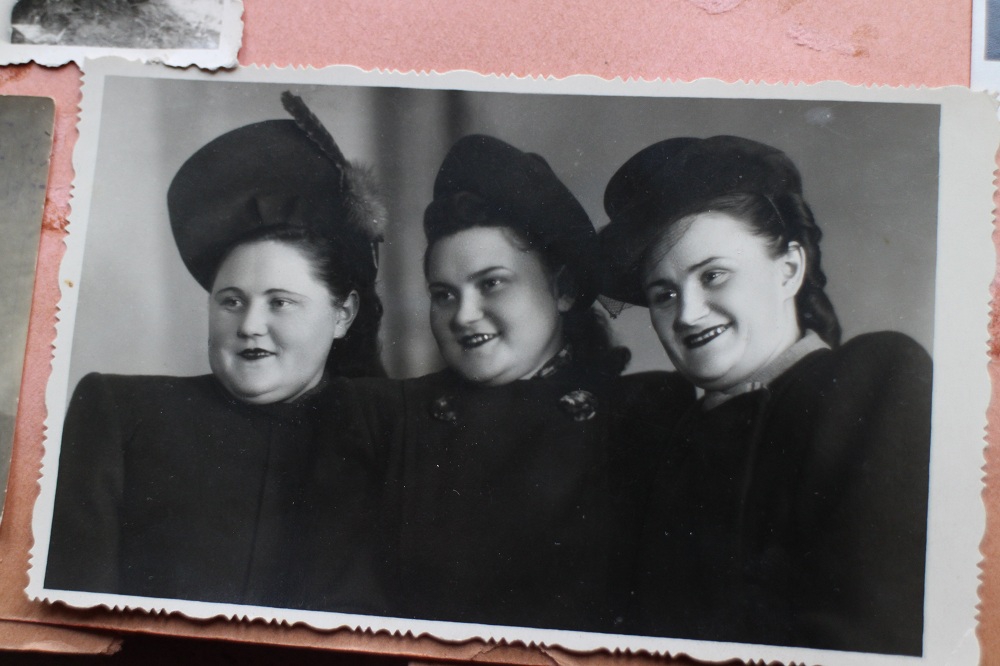 Vitālija vecmāmiņa ar māsām