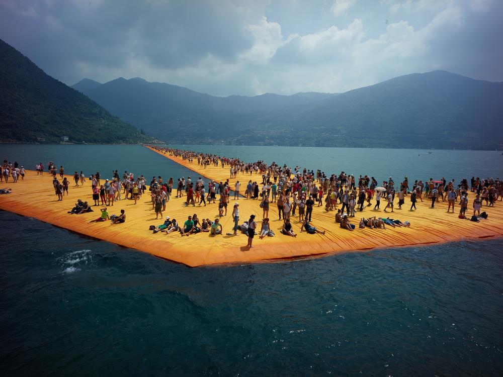 Kadrs no filmas "Walking on Water"