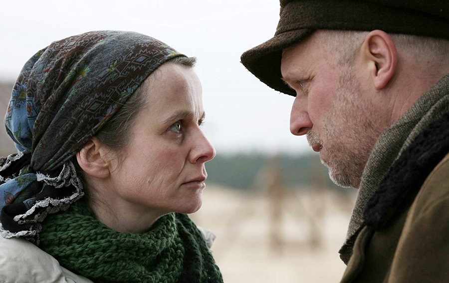 Emīlija Votsone filmā "Viesuļvētras centrā / Within the Whirlwind" (2009)