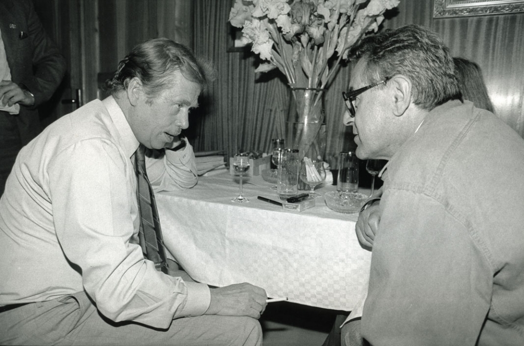 Vāclavs Havels un Milošs Formans 1990. gadā. Foto: Archive of Milos Forman