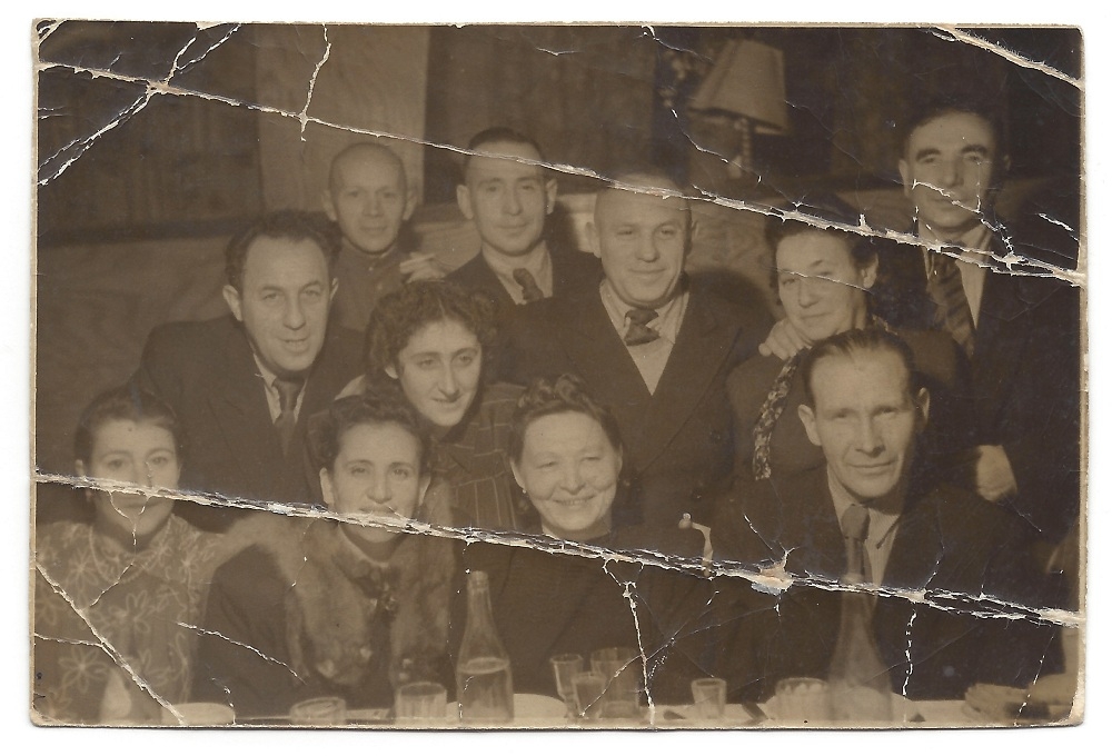 Žanis un Johanna Lipkes (priekšplānā) ar izglābtajiem 1945. gadā. Žaņa Lipkes memoriāla krājums