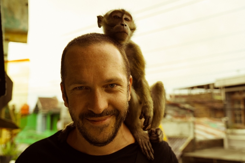 Producents Roberts Vinovskis (no kreisās) filmas "Ziemassvētki džungļos" uzņemšanas laikā Indonēzijā. Foto: Andrejs Strokins