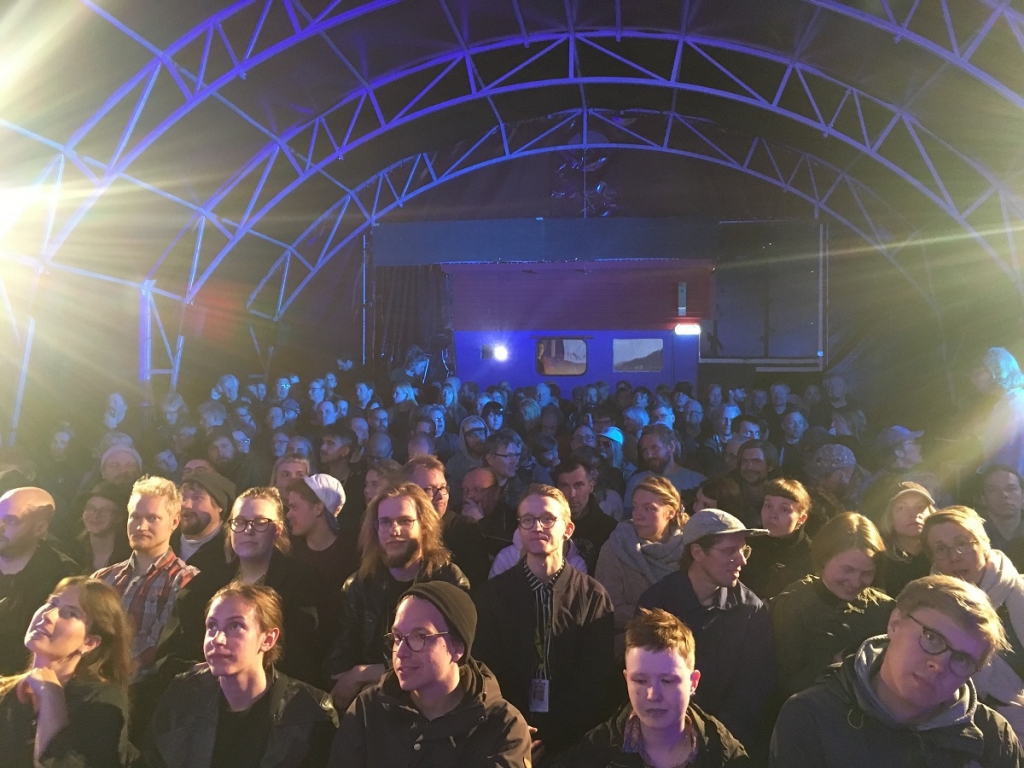 "Zirnekļa" seansa skatītāji. Foto: Sonora Broka