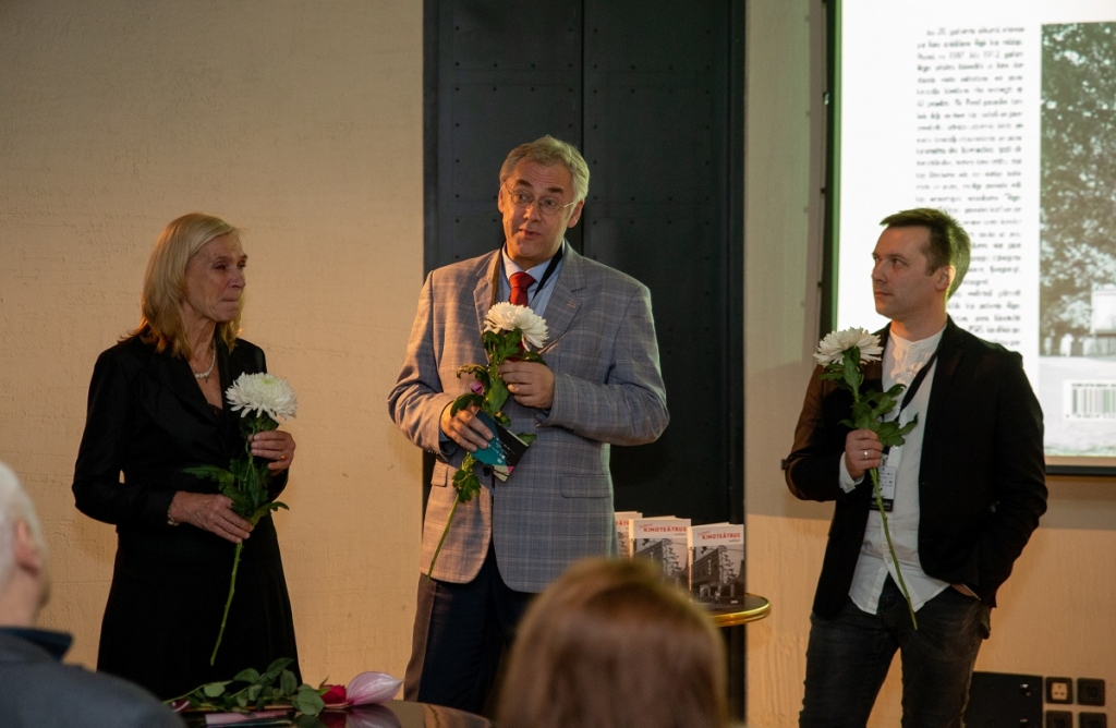 Anita Uzulniece, Jurijs Perevoščikovs un Zigmārs Jauja grāmatas "Zudušos kinoteātrus meklējot" atvēršanā. Foto: Agnese Zeltiņa